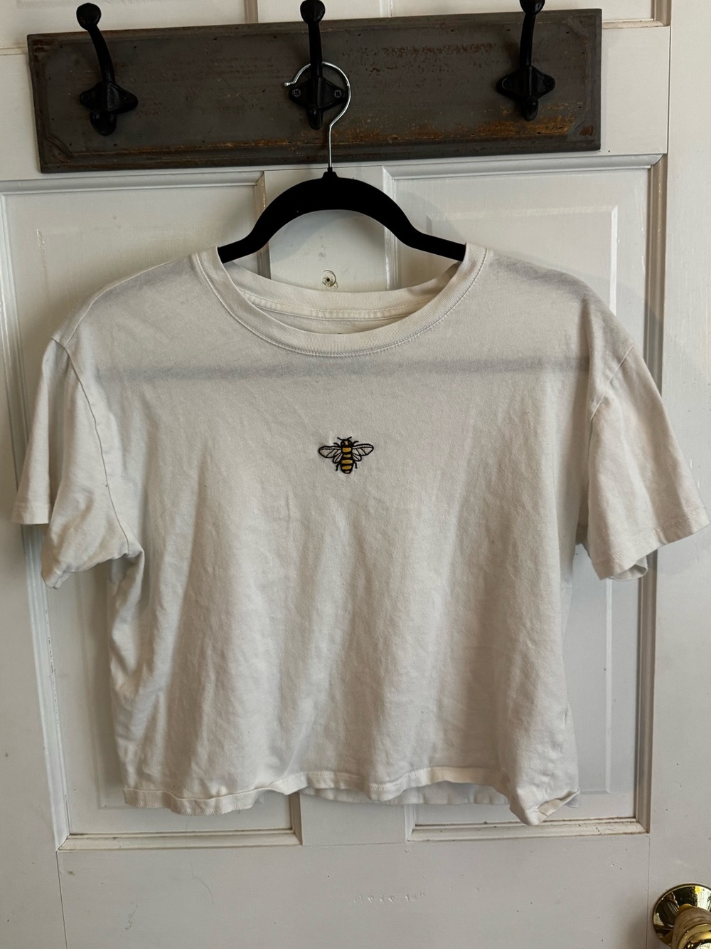 HOLLISTER White Bee Embroidered Crop Tee